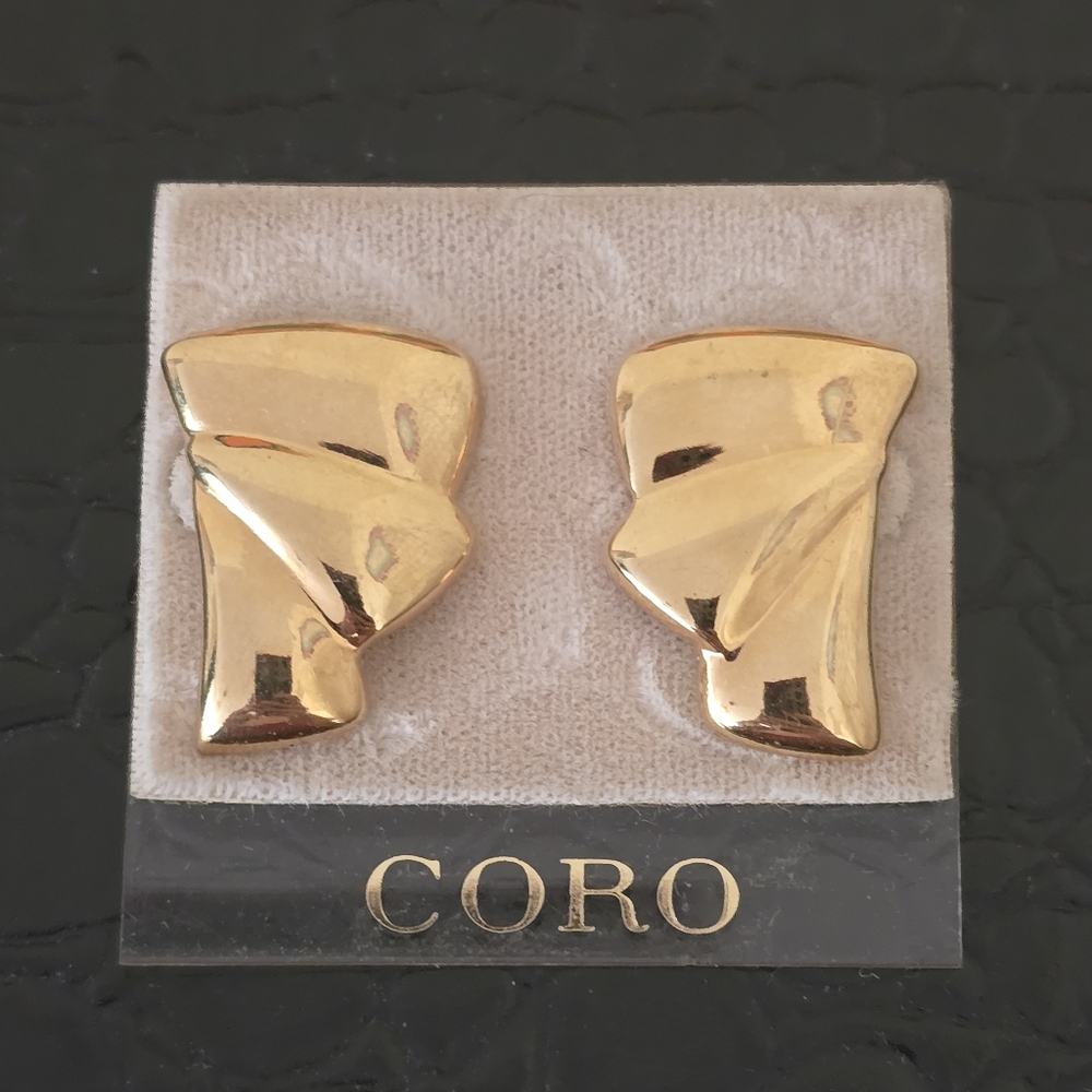 Coro Sculpted Vintage Gold Earrings